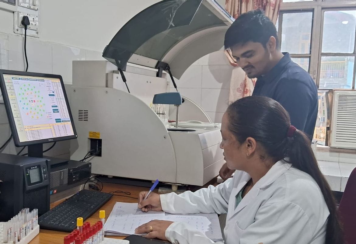 Lab machinery in government hospital fails, not getting relief even from private hospital