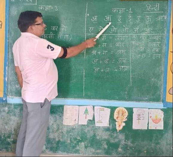 Teachers did their teaching work wearing black bands