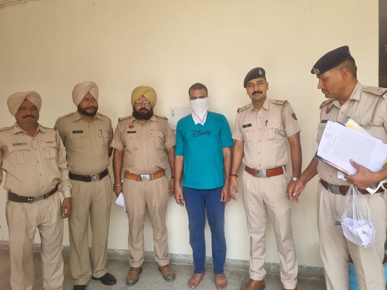 Police caught heroin smuggler with 6.60 grams of heroin.
