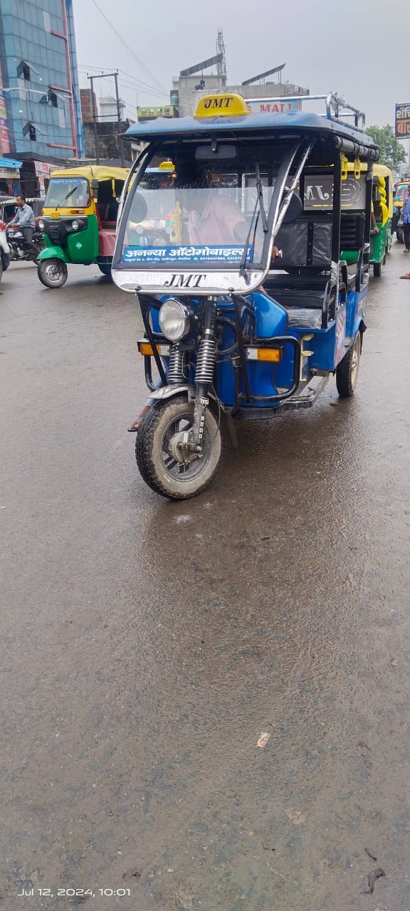 E-rickshaw stopped the pace of the city