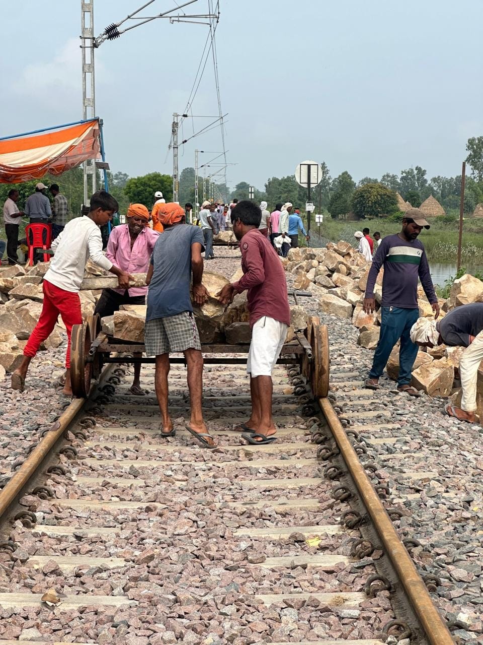 The railway bridge built one and a half years ago could not withstand the first flood.