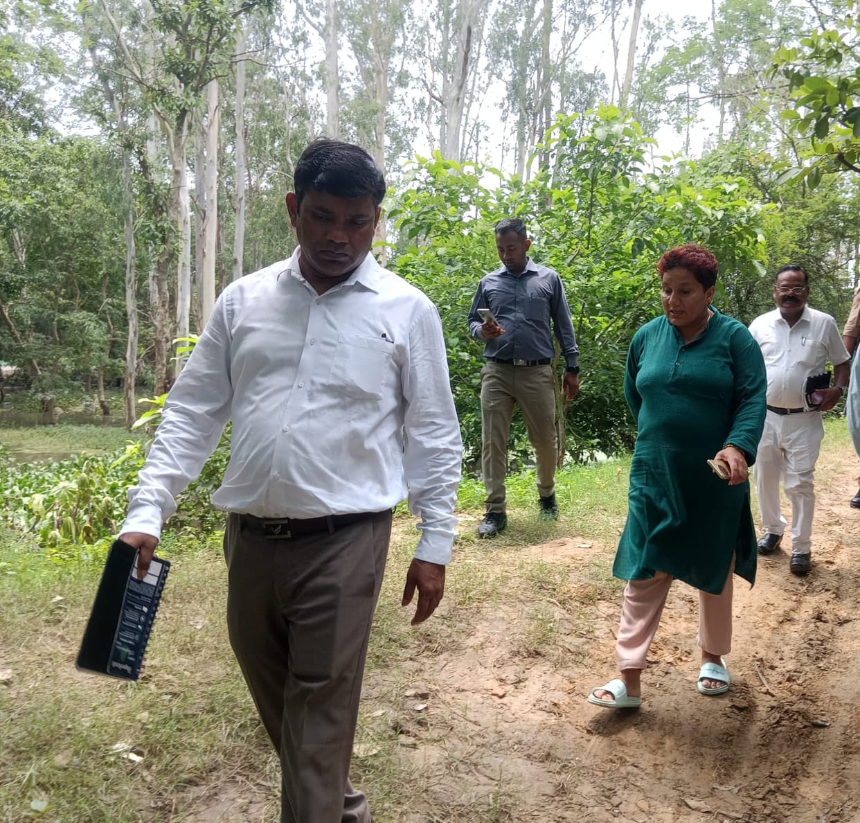 ADM inspected the rescue arrangements along with the officers of the flood section