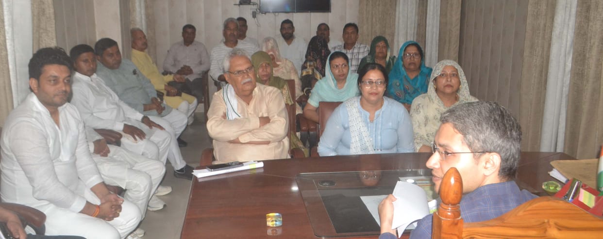 Former District Panchayat President and 12 members met Divisional Commissioner and DM