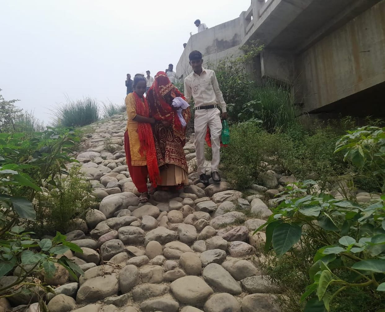 The bride reached her in-laws' house sitting in a Dunlop