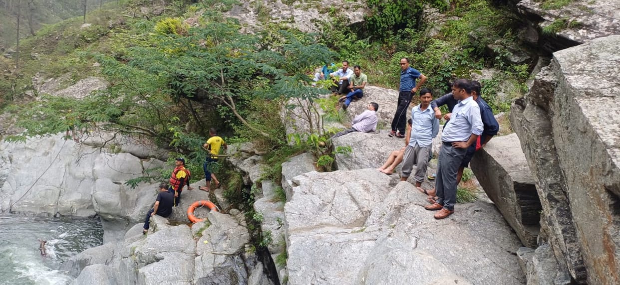 Even after 72 hours, no trace of Himanshu who drowned in the ravine was found