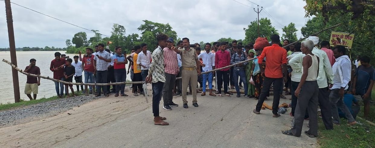 Water rises on Dhebarua-Dumariaganj road...traffic stopped