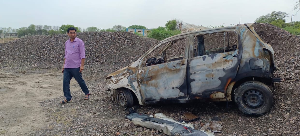 A moving car caught fire, the driver survived