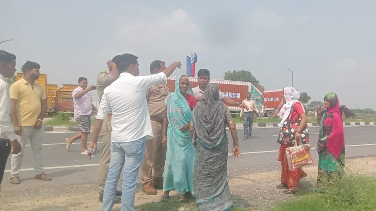 Thousands of followers came to see Sakar Vishwa Hari on his birthday, when police stopped them, they bowed their heads at the barrier.