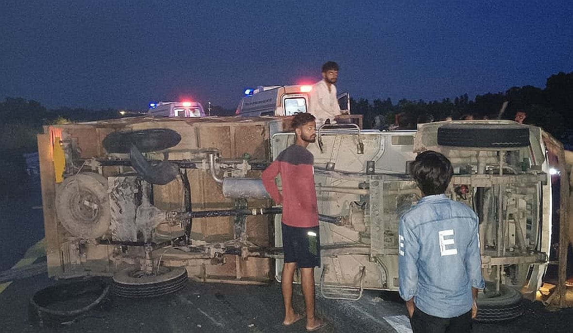 Pickup overturns due to tire burst, one dead, two serious