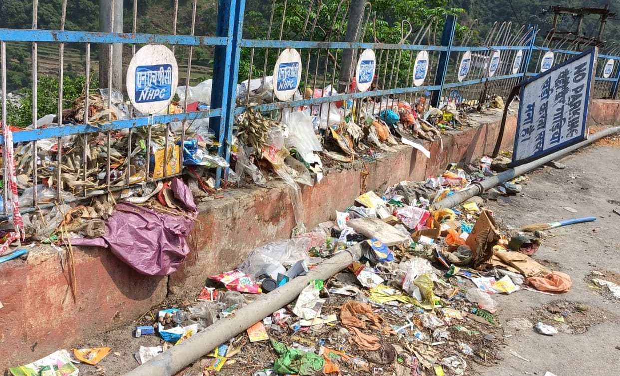 Garbage piled up in Kariya Panchayat which has won Nirmal Award