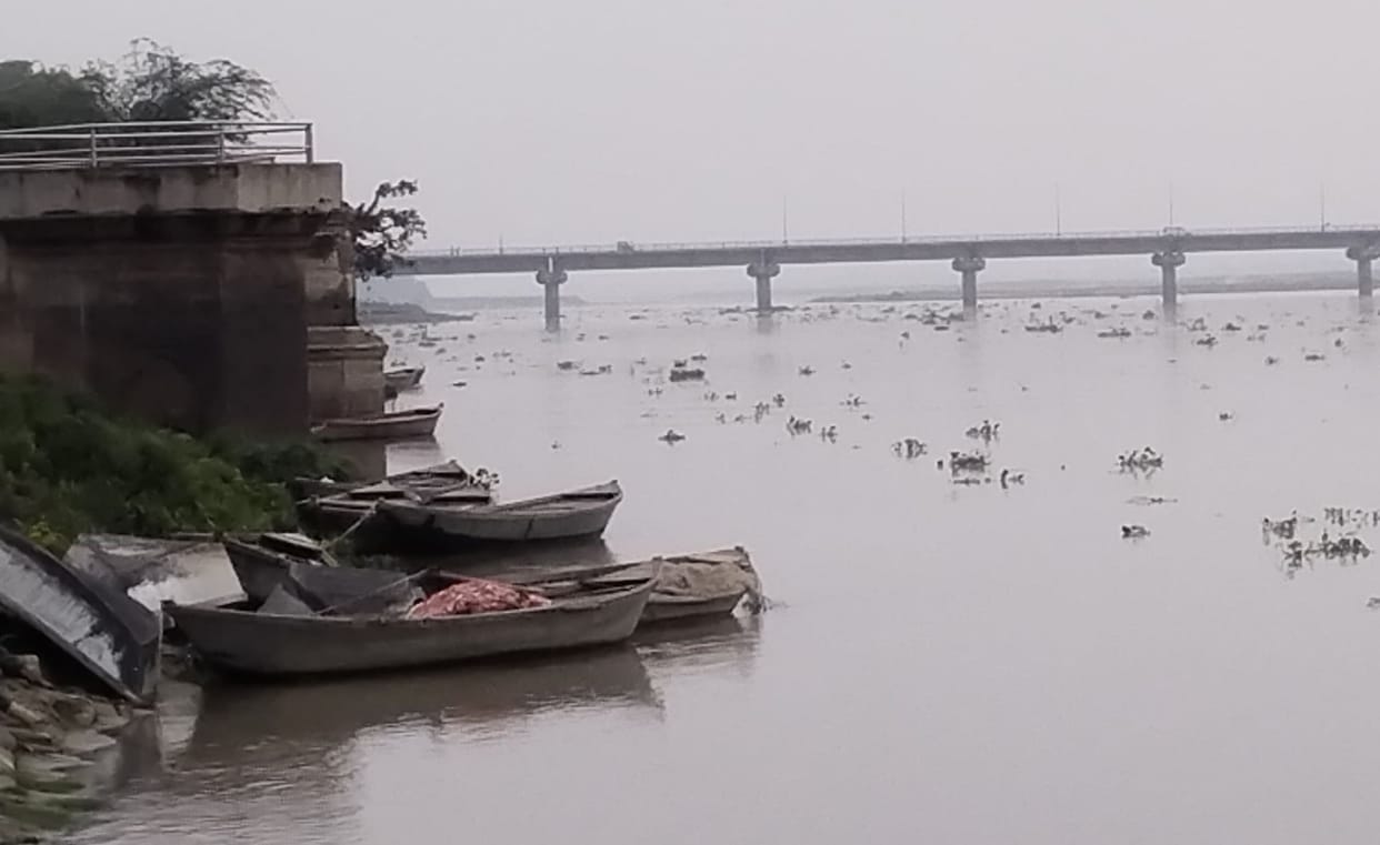 Ganga in spate, panic due to rising water level