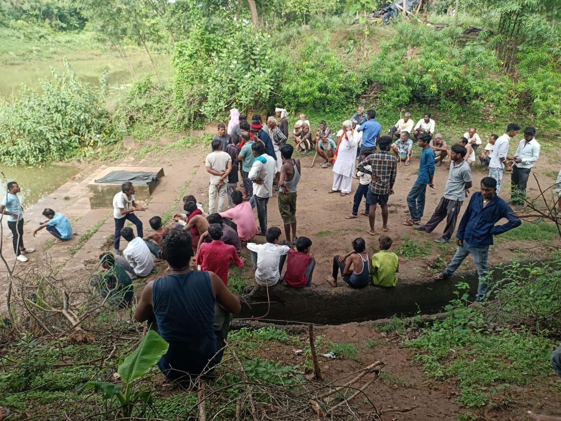 Damoh News: Dead body of an innocent child killed by a crocodile was found on the river bank