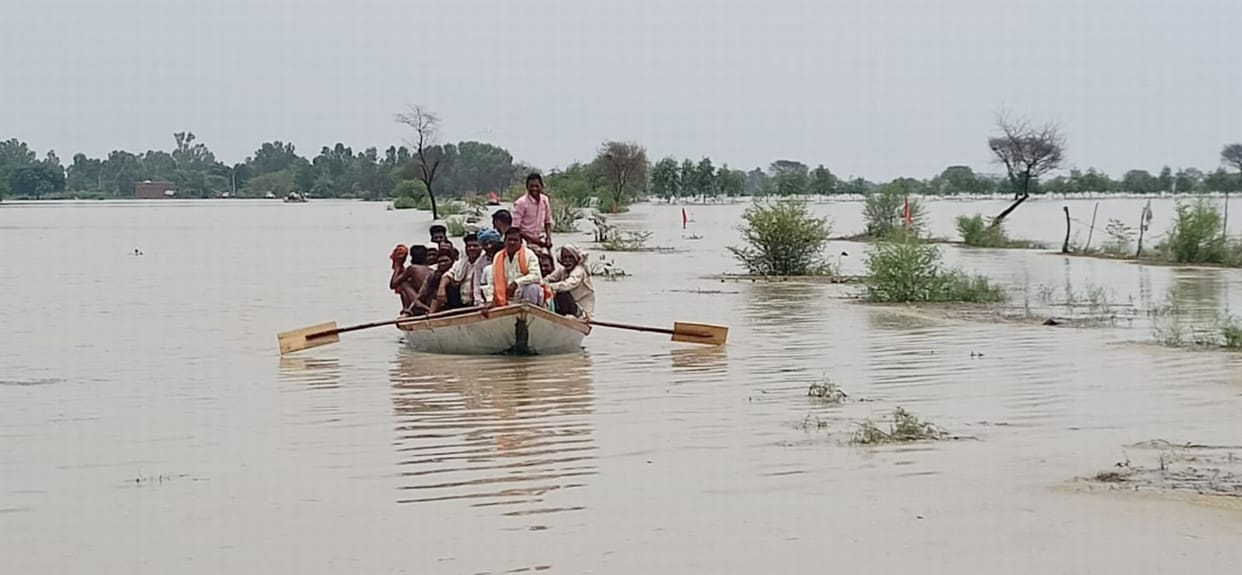 Three roads of Dataganj submerged,flood of trouble on 50 thousand people in Budaun