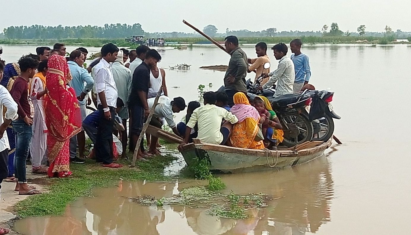 The newlywed bride reached her in-laws' house by riding a boat and a tractor