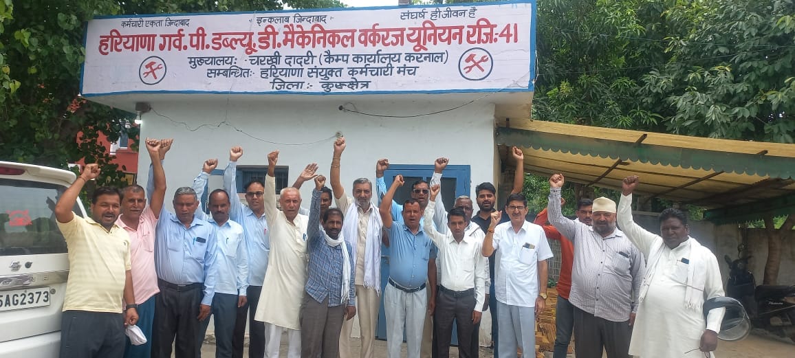 PWD Mechanical Workers Union on the way to protest in support of demands