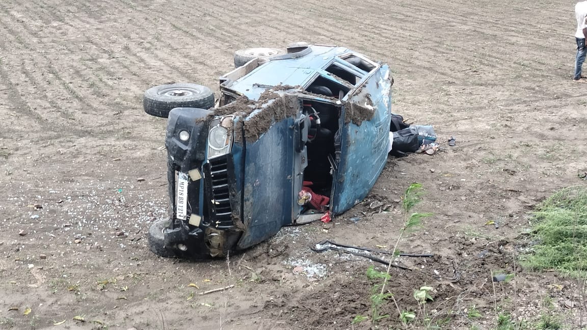 Before the wedding rituals, vehicle carrying the bride overturned in the field. 9 injured including the bride