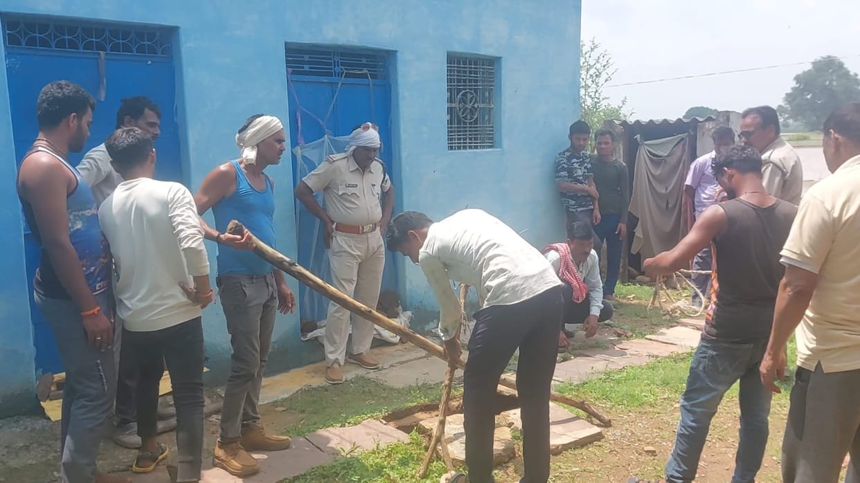 Damoh News A crocodile was hiding in a house in Simri village. People saved his life by climbing on roof