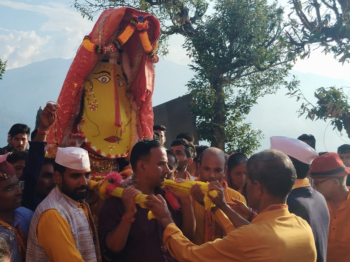 Kailash bid farewell to Mother Nanda with tearful eyes