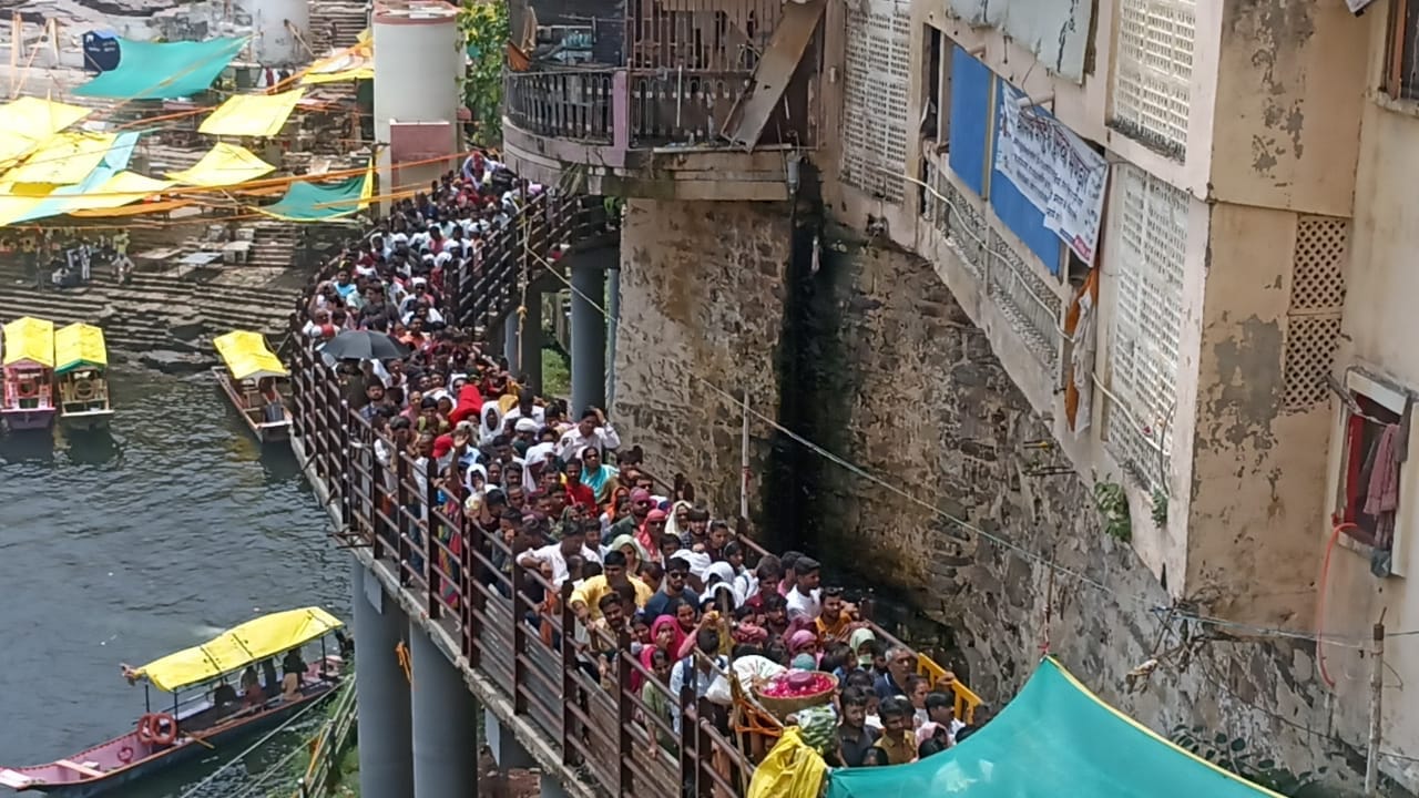 रविवार को बाबा ओंकार के दर्शन करने उमड़ा भक्तों का जनसैलाब।
