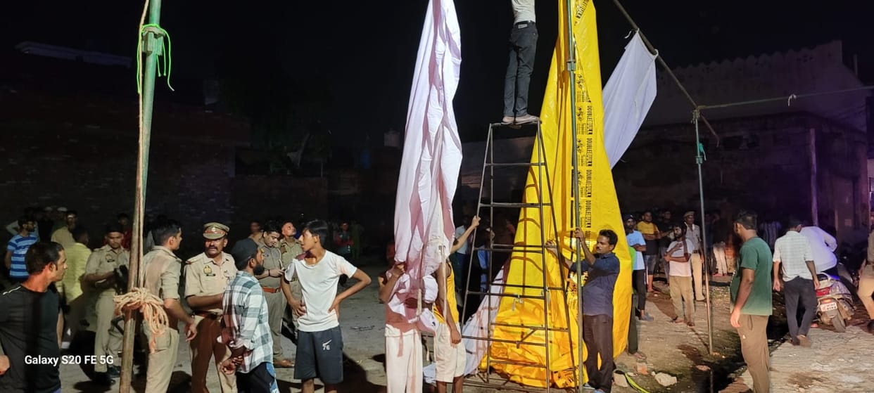 Police rushed on information of putting up poles and decorations on the road