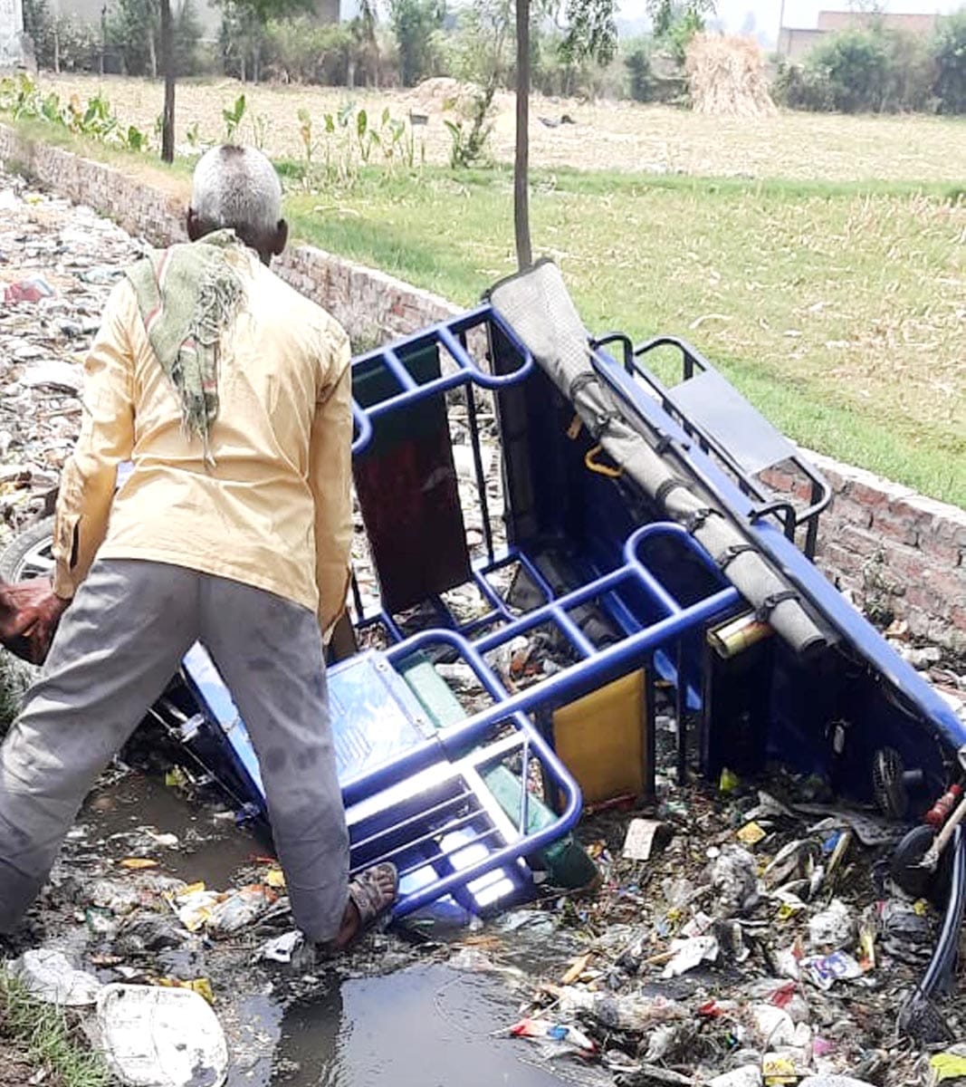 E-rickshaw again falls into drain near Adhauli gate, driver injured