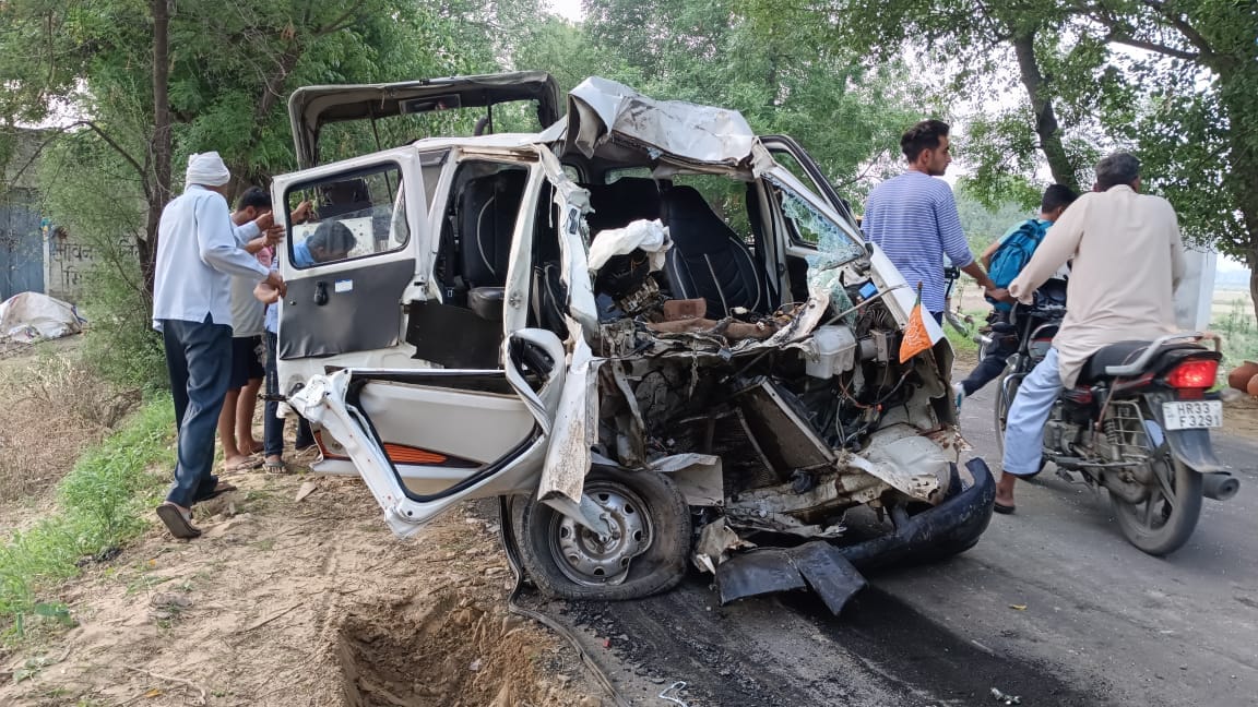 Uncontrolled car collides with tree, driver dies