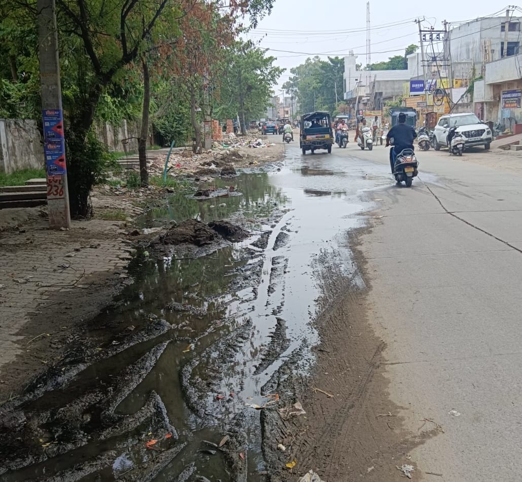 Pedestrians troubled by accumulated water in front of TB hospital