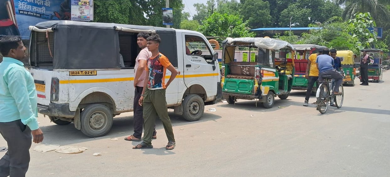 Illegally constructed temporary vehicle stand in the city, traffic gets affected