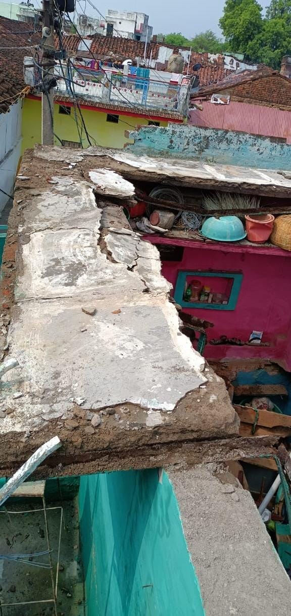 Roof of house collapsed due to lightning, people injured, household items damaged
