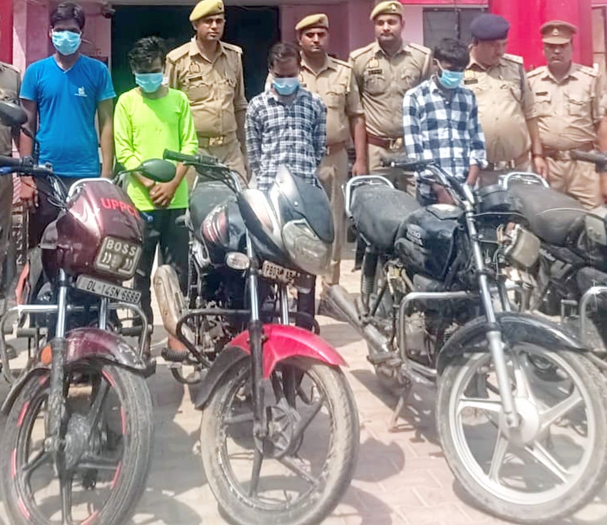 Faizganj Behta police caught four autolifters, recovered five bikes