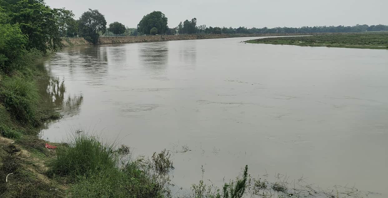 In Kerakat Jaunpur a woman jumped into the Gomti River with her two children