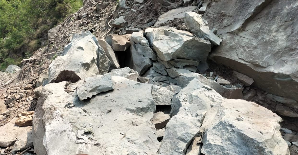 Rocks hanging on Jogindernagar-Sarkaghat road, journey risky