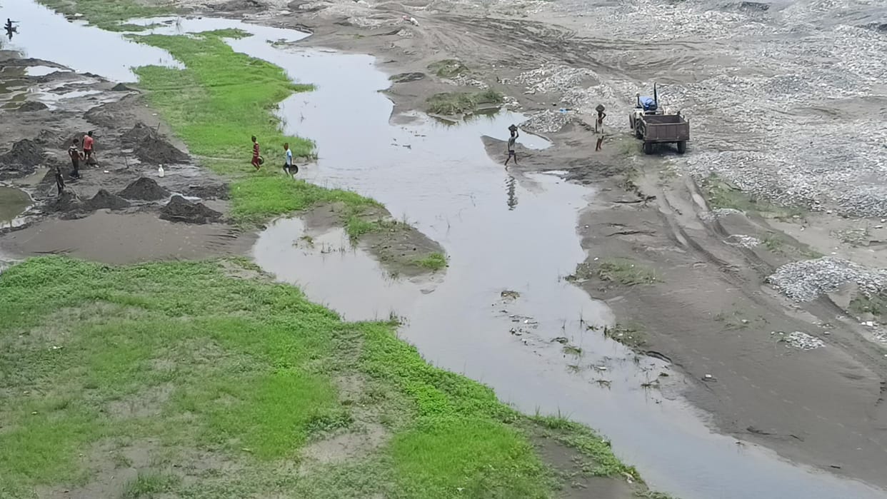 illegale minning continues in yamuna river