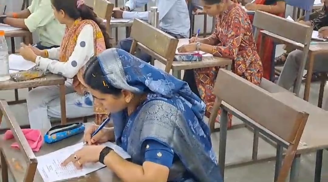 कॉलेज में एग्जाम देतीं खंडवा विधायक कंचन मुकेश तनवे