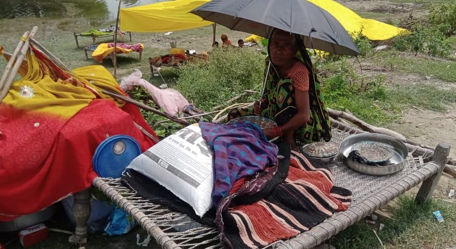 Kutcha houses collapsed in flood, now life is being spent with the help of tarpaulin