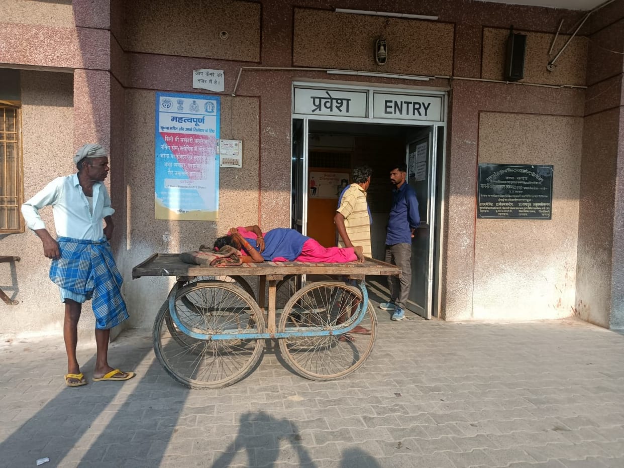 Female patient reached medical college on a cart