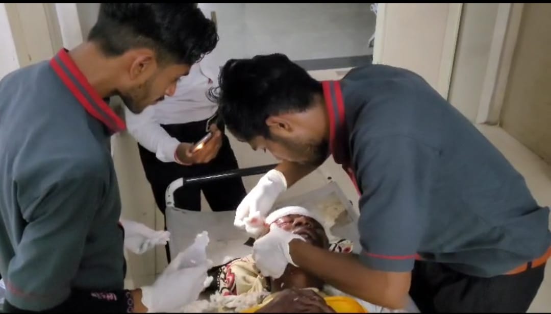 Khandwa Medical College Emergency Ward Mismanagement Cleaning Staff Dressing The Wounds