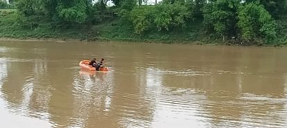 Damoh News: सुनार नदी में नहाने गए युवक का 24 घंटे बाद भी नहीं लगा कोई सुराग, तेज उफान में बह गया था There was no trace of the young man who was washed away in the river even after 24 hours