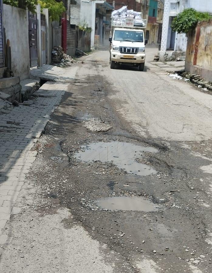 Seven days left: Potholes on major roads could not be filled yet