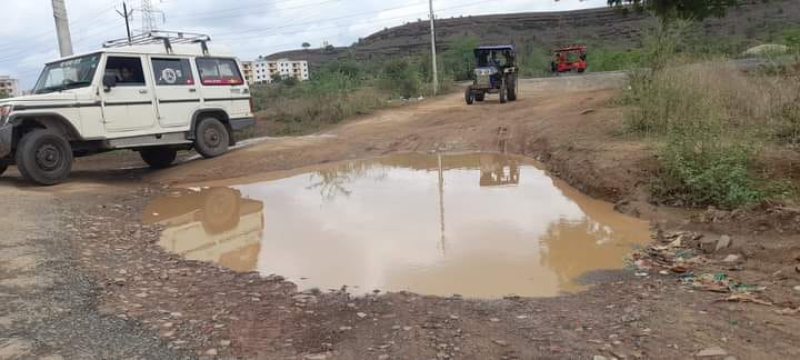 Model road of Damoh city is covered in potholes, the road connects Katni district