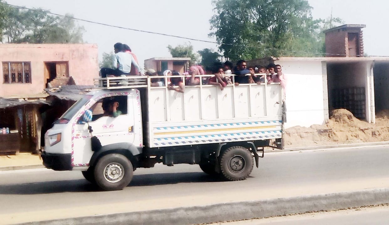 Booking counters of private buses are open in Puwaiyan, Khutar and Banda