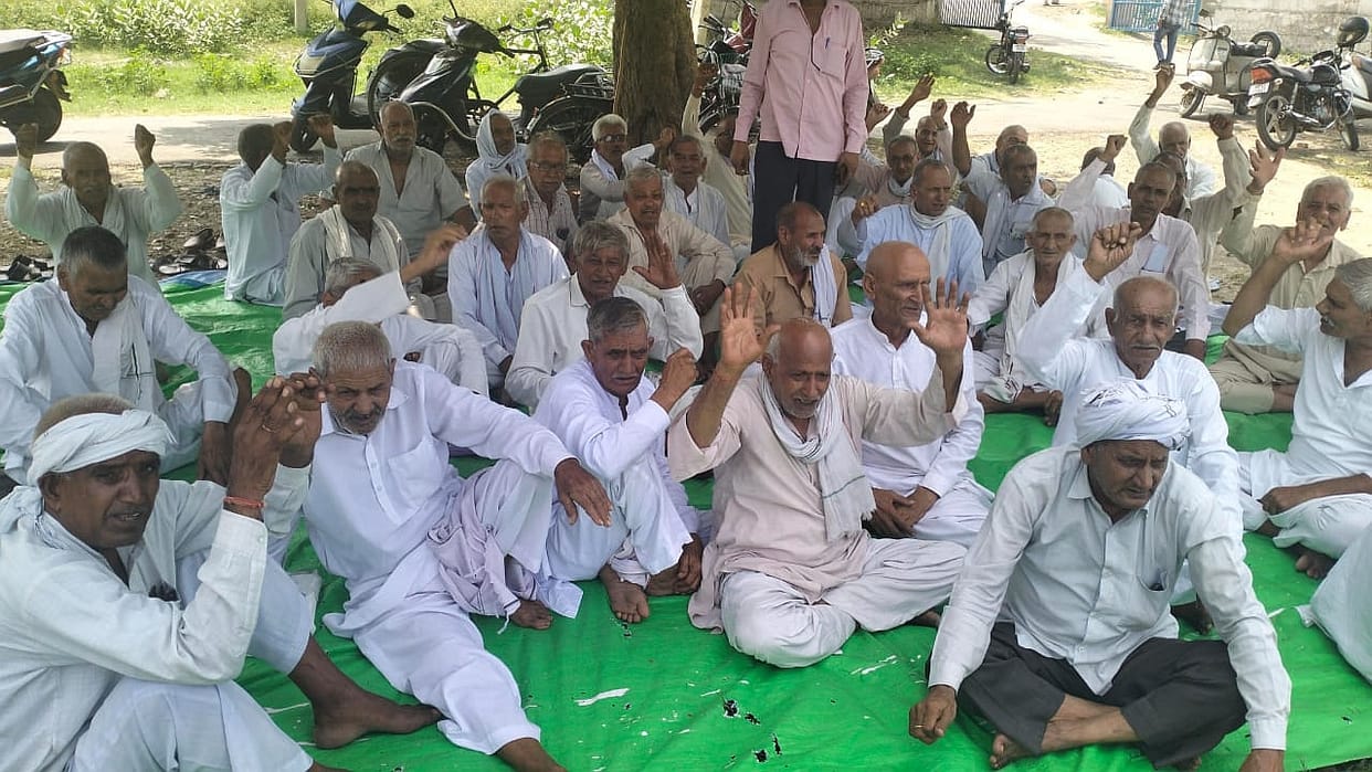 Pensioners upset with XEN's working style, staged a protest