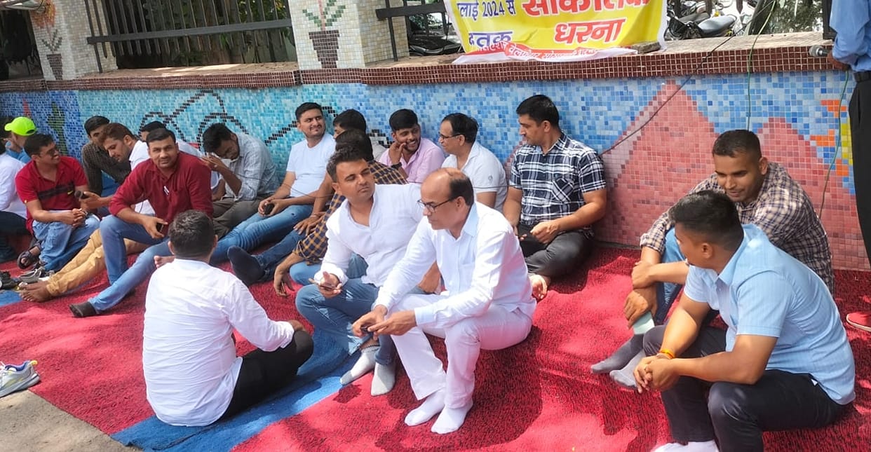 Clerks staged a symbolic protest to wake up the government