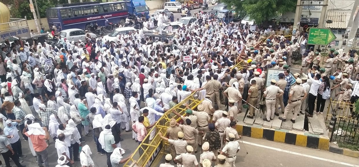 Electricity workers arrived to surround the residence of the Electricity Minister, but were stopped by the police.