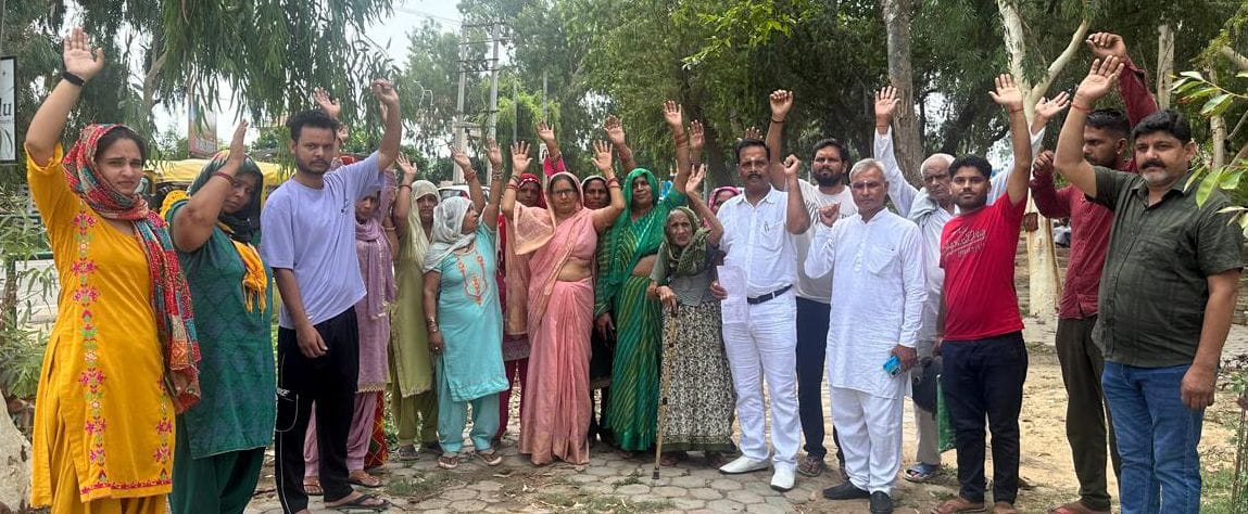 People of four wards raised slogans and submitted a memorandum of their demands