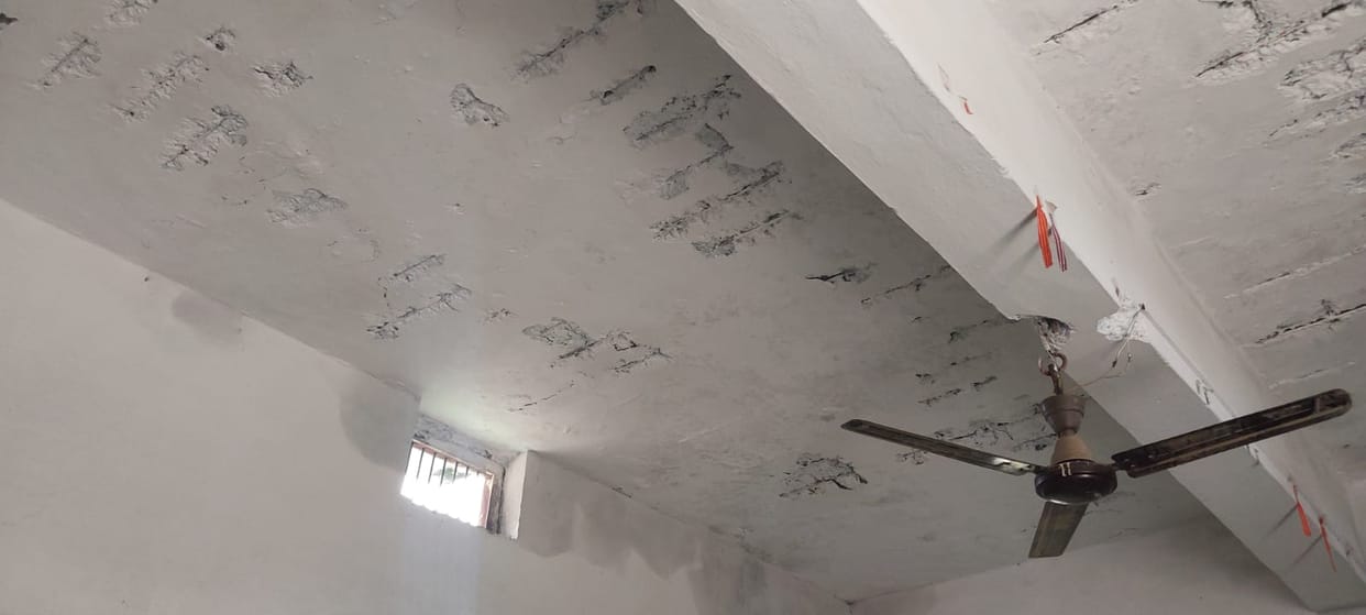 PM Shri Vidyalaya is in bad shape, the roof is leaking