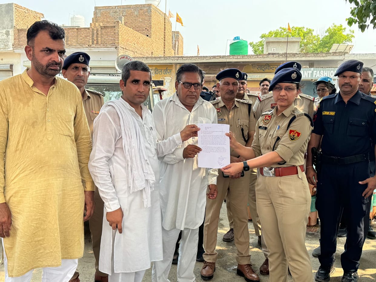 Villagers surrounded the police post in Chautala in protest against drugs, markets remained closed