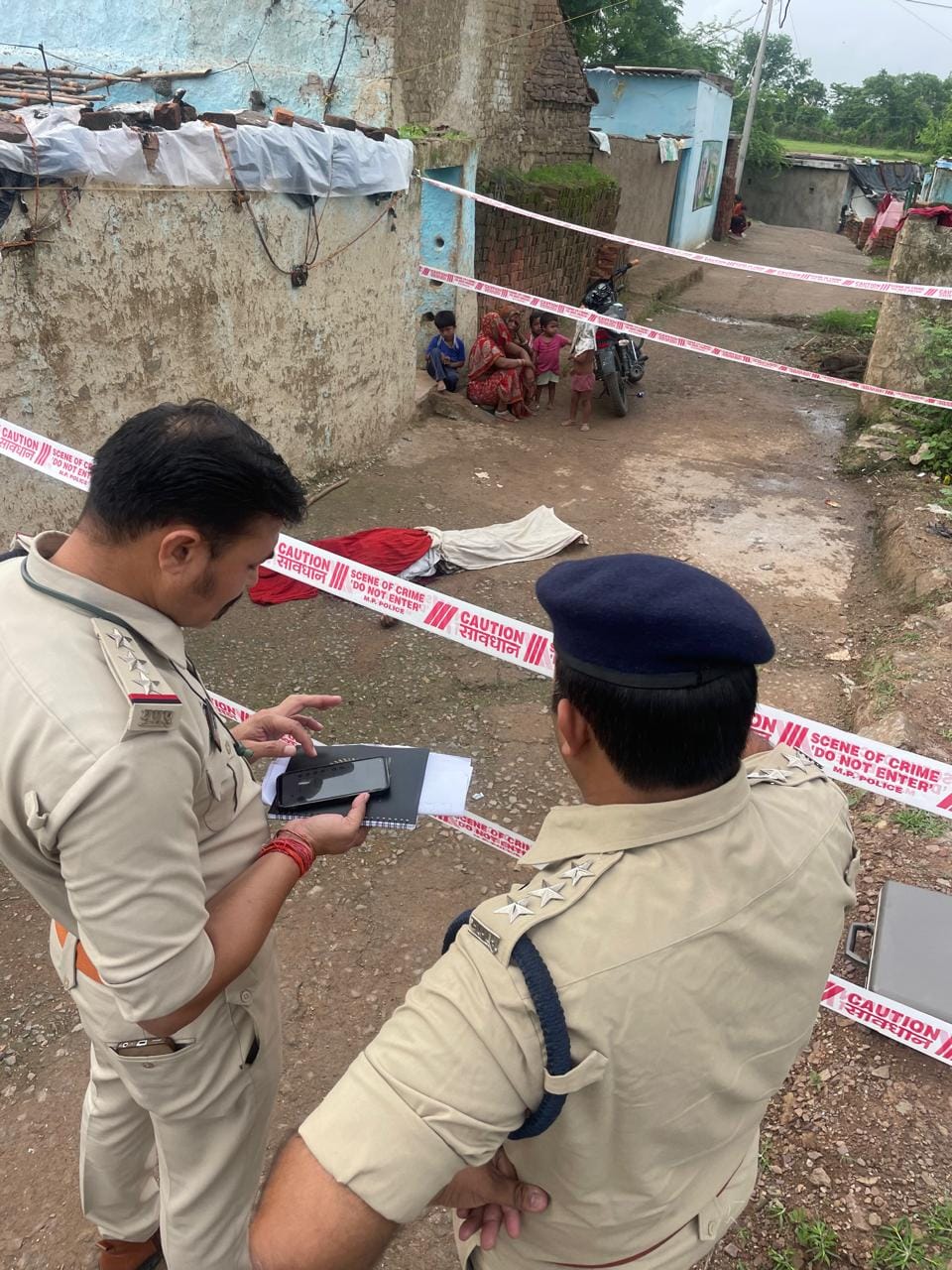 Son killed father with sharp weapon in Bijori village, fear of fleeing to Damoh with children.￼