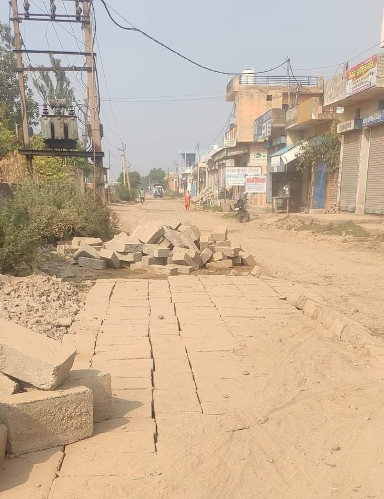 Pedestrians and shopkeepers upset due to stoppage of Kathgarh road construction work once again