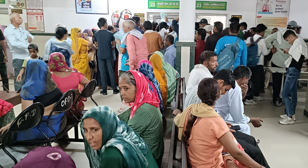 Government doctors were on strike for two hours, CMO took over OPD, examined 60 patients